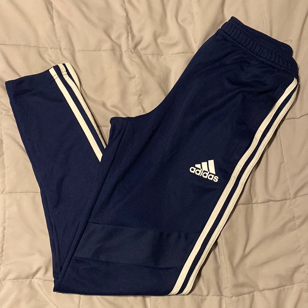 Soccer pant, zipper from ankle to mid calf, two pockets